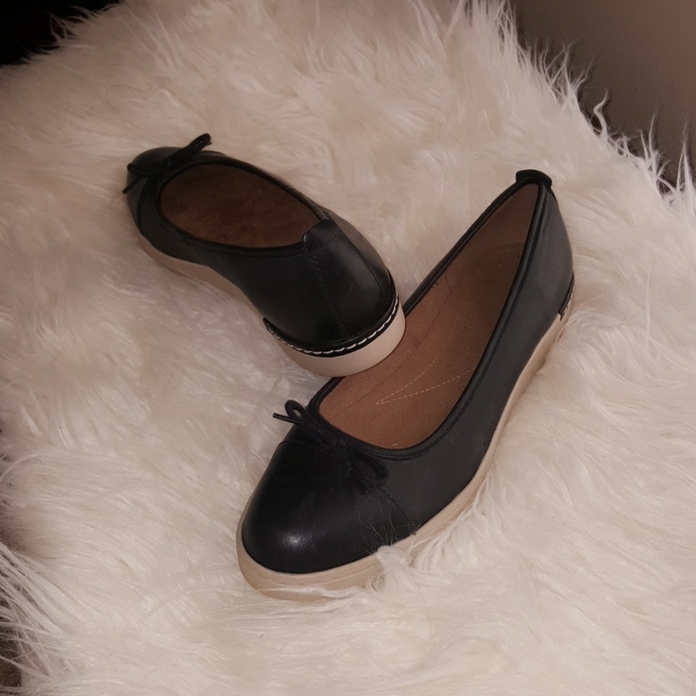 Women's Clark's artisan navy blue leather loafers